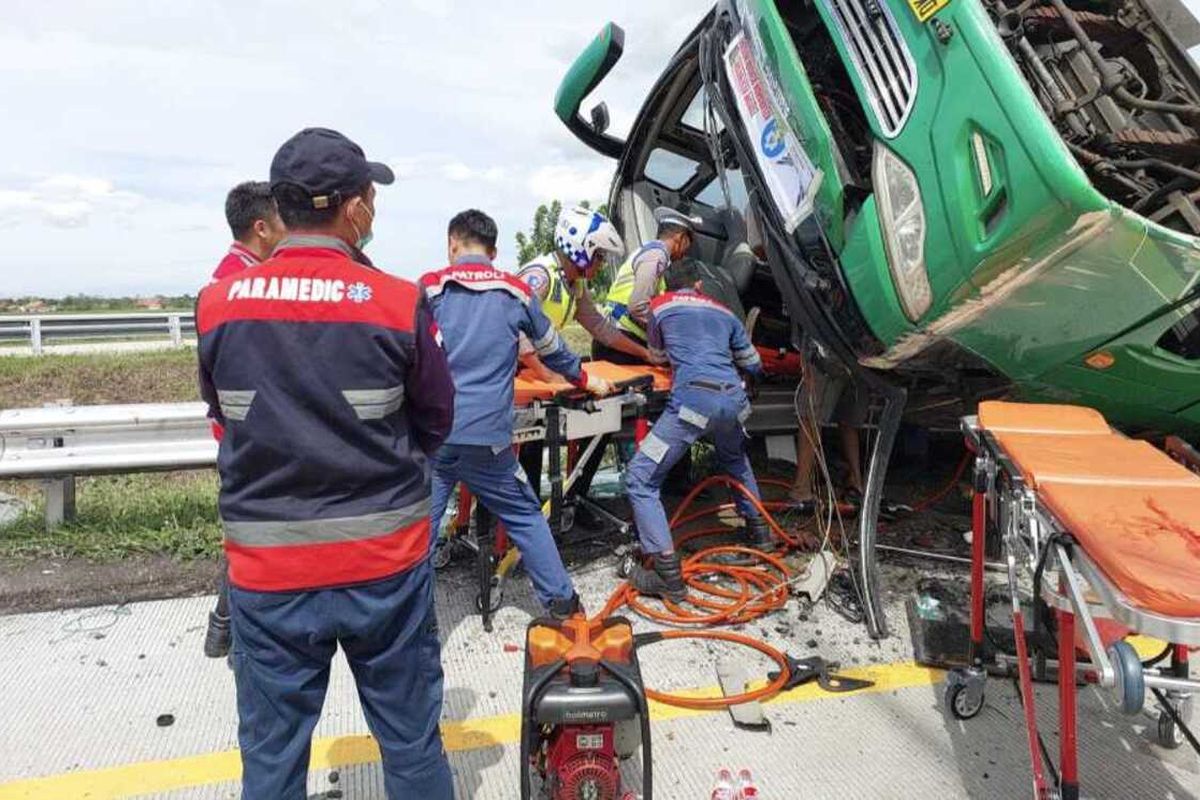 kecelakaan bus, bus terguling, sopir bus, bus terbalik, Kecelakaan Bus di Exit Tol Pemalang Harus Jadi Pembelajaran Semua Pihak