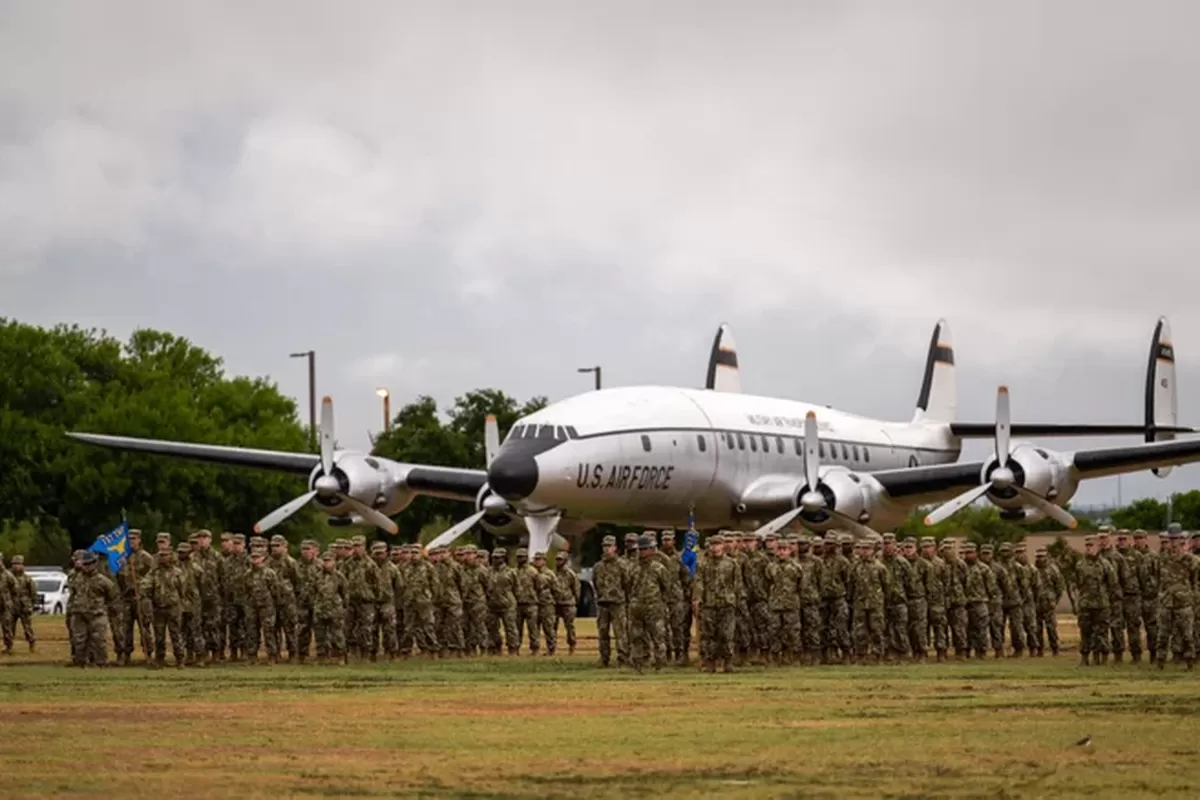 angkatan udara, 7 Pangkalan Angkatan Udara Terbesar Amerika Serikat Berdasarkan Populasi, 7. Pangkalan Gabungan McGuire-Dix-Lakehurst, New Jersey (42.000), 6. Pangkalan Angkatan Udara Nellis, Nevada (46.842), 5. Pangkalan Gabungan Langley-Eustis, Virginia (50.000), 4. Pangkalan Gabungan Charleston, Carolina Selatan (59.549), 3. Pangkalan Gabungan Andrews, Maryland (60.000), 2. Pangkalan Angkatan Udara MacDill, Florida (61.500), 1. Pangkalan Gabungan San Antonio, Texas (145.000)