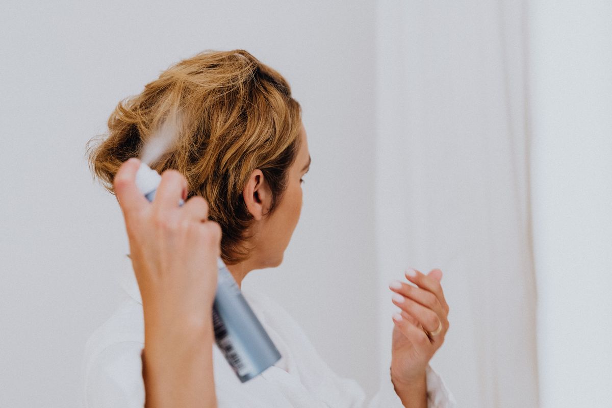 Dry shampoo, Dry Shampoo, dry shampo, dry shampoo untuk rambut lepek, apakah dry shampo efektif, Apakah Dry Shampoo Efektif Mengatasi Rambut Lepek? Ini Penjelasan Trichologist, Dry shampoo hanya menyembunyikan lepek sesaat, Kotoran tetap menempel meski minyak terserap, Membersihkan sempurna tetap perlu surfaktan, Shampoo bekerja untuk kulit kepala, bukan keseluruhan rambut