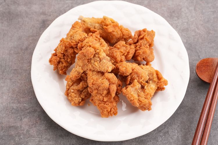 kulit ayam krispi, resep kulit ayam krispi, kulit ayam crispy, Kulit Ayam Krispi, kulit ayam krispi tahan lama, tepung kulit ayam krispi, bumbu kulit ayam krispi, cara membuat kulit ayam krispi, Trik Bikin Kulit Ayam Krispi Tahan Lama, Apa Saja Racikan Tepungnya?, 1. Buat lapisan tepung, 2. Marinasi kulit ayam, 3. Campur kulit dengan lapisan tepung, 4. Goreng kulit ayam