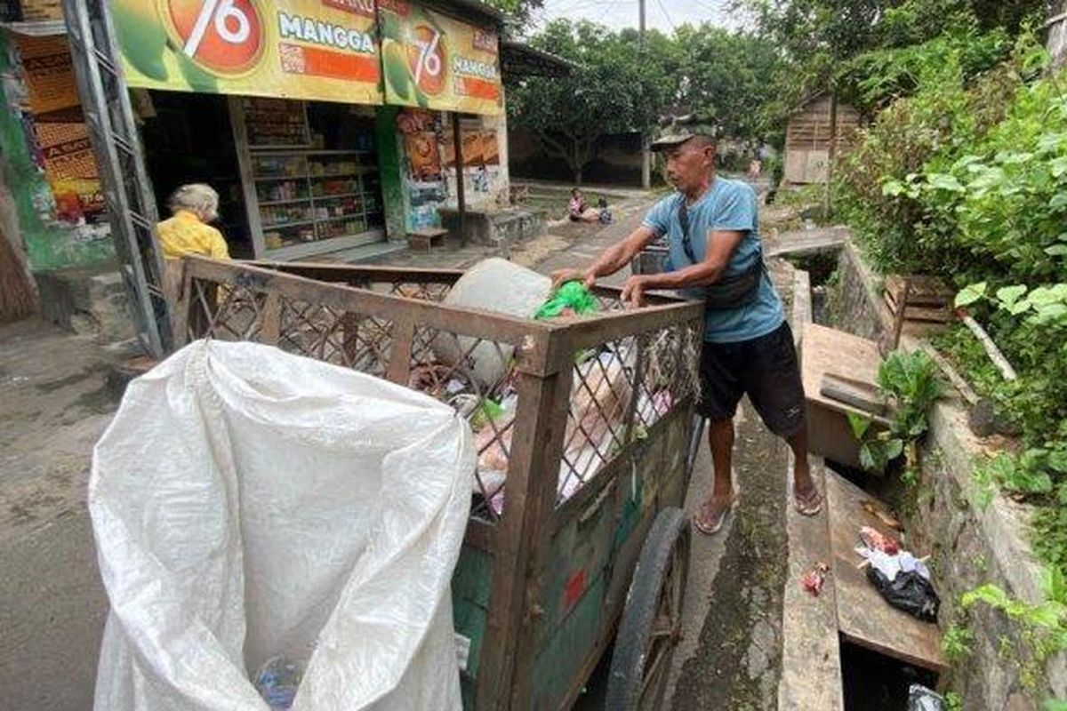 Bondowoso, PTT jadi pemulung, PTT di Bondowoso jadi pemulung, 19 Tahun Jadi PTT di Bondowoso, Agus Hidupi Keluarga dengan Gaji Minim dan Jadi Pemulung