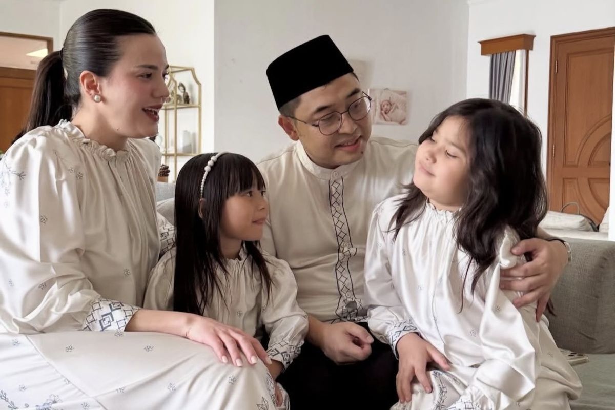 Alice Norin, Gaya Lebaran Keluarga Alice Norin, Kompak Pakai Sarimbit yang Elegan, Nuansa warna lembut yang menenangkan, Detail busana Alice Norin yang anggun, Tampilan serasi dengan suami dan anak-anak, Sarimbit jadi pilihan untuk tampil kompak dengan keluarga