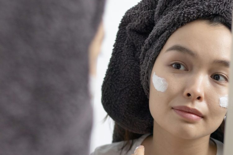 Makeup, Beauty, foundation, bedak, setting spray, 7 Urutan Make Up yang Tepat agar Wajah Tak Terlihat Dempul, 1. Pastikan wajah benar-benar bersih, 2. Lanjutkan dengan skincare dasar, 3. Gunakan primer sebagai base awal, 4. Aplikasikan foundation tipis-tipis, 5. Set complexion dengan bedak, 6. Lanjut ke riasan mata, 7. Akhiri dengan setting spray
