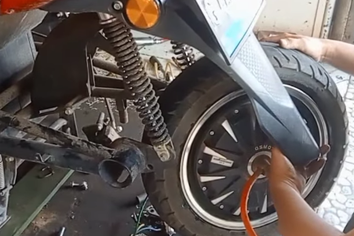 motor listrik, Bongkar pasang ban, Polytron Fox R, Tips Mudah Bongkar Ban Motor Listrik Polytron Fox R