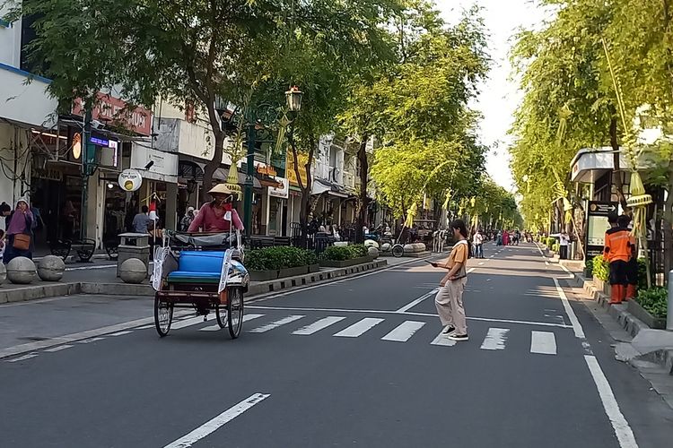 Trans Jogja, Yogyakarta, Tiket Trans Jogja, yogyakarta, trans jogja, Tempat Wisata Jogja, Rute Trans Jogja, tiket Trans Jogja, Jelajah Kota Pakai Trans Jogja, Ini 7 Tempat Wisata Jogja yang Bisa Dikunjungi!, 1. Malioboro, 2. Benteng Vredeburg, 3. Taman Pintar Yogyakarta, 4. Kebun Binatang Gembira Loka, 5. Kraton Yogyakarta, 6. Taman Sari, 7. Candi Prambanan