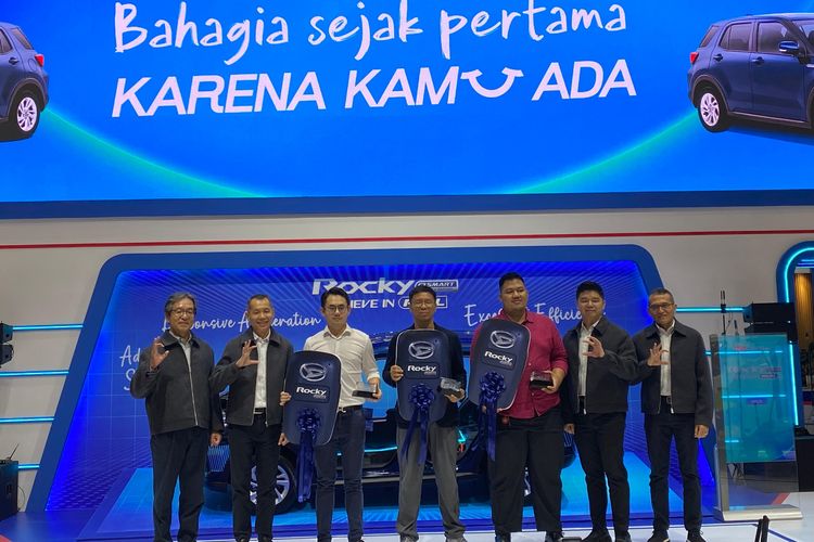 Carbon Neutral, teknologi e-Smart Hybrid, carbon neutral, GJAW 2025, Daihatsu Rocky Hybrid, Teknologi e-Smart Hybrid, Daihatsu Serahkan 3 Unit Pertama Rocky Hybrid ke Konsumen