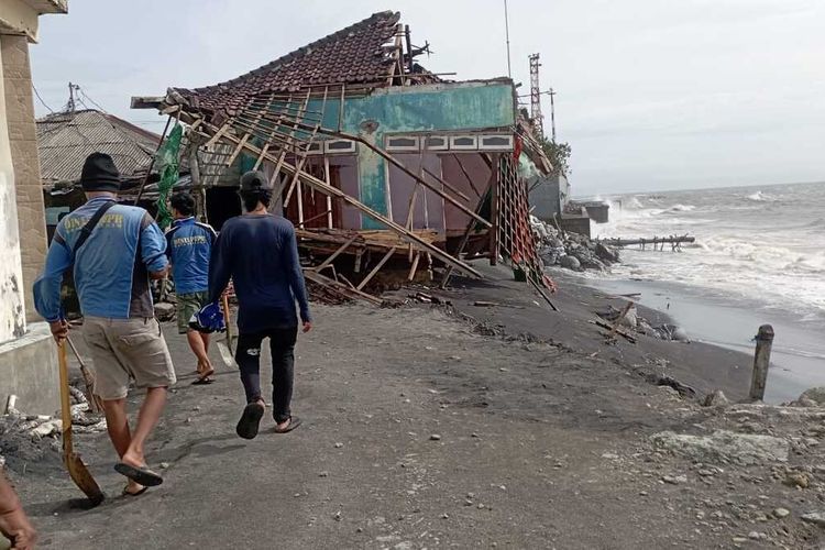 Siklon Tropis Luana, Monsun Asia, BMKG, Mataram, BMKG: Waspada Hujan dan Angin Kencang di NTB Dampak Eks Siklon Tropis Luana, Kembalinya Monsun Asia dan Uap Air, Daftar Wilayah Berpotensi Hujan, Ancaman Angin Kencang Akibat Eks Siklon Luana, Imbauan Keselamatan bagi Masyarakat