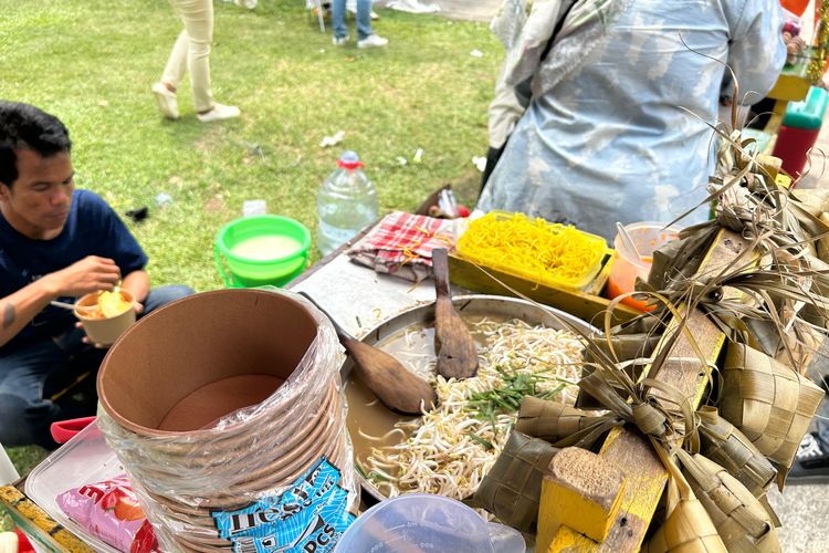 Lebaran Betawi 2026, Soto betawi, 5 Kuliner Tradisional di Lebaran Betawi 2026, Bisa Buat Oleh-oleh, 1. Taoge goreng, 2. Kerak telor, 3. Soto betawi, 4. Dodol, 5. Geplak