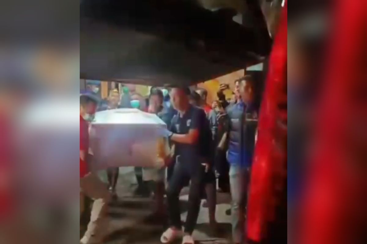 Makassar, Keterangan Saksi di TKP Penembakan Bertrand di Makassar, Ada Perkelahian Sebelum Tembakan Meletus, Penjelasan Saksi Mata, Berawal dari Konvoi, Detik-detik Kedatangan Polisi dan Letusan Senjata, Versi Kepolisian: Senjata Meletus Saat Pergulatan, Isak Tangis Sang Ibu: Kenapa Anakku Kena?"