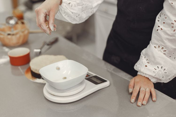 martabak manis, martabak manis teflon, 4 Tips Bikin Martabak Manis Teflon Anti Gosong, 1. Timbang dan campur bahan dengan tepat, 2. Gunakan teflon dengan suhu panas sedang, 3. Sesuaikan ukuran kompor dengan diameter teflon, 4. Gunakan api kecil dan stabil