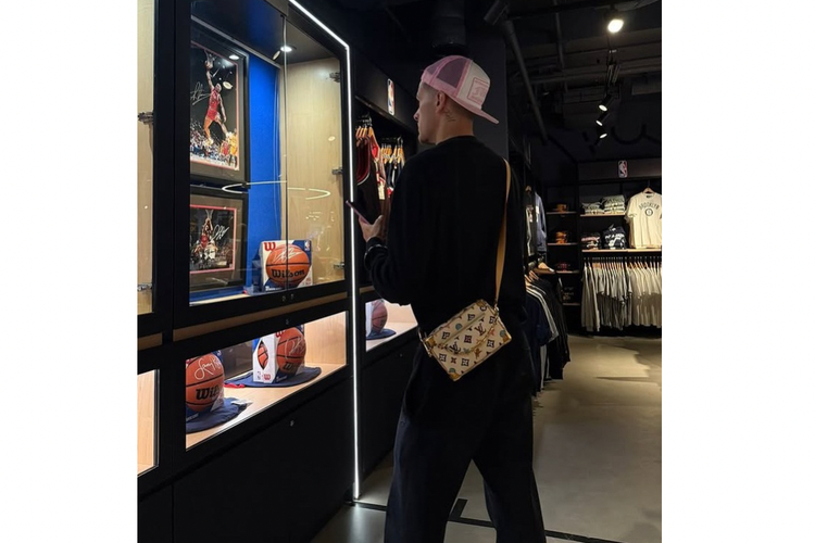 Timnas Indonesia, Justin Hubner, Gaya Justin Hubner, Louis Vuitton, justin hubner, gaya justin hubner, busana justin hubner, gaya andalan justin hubner, outfit justin hubner, 5 Gaya Justin Hubner, Inspirasi untuk Hangout dan Dinner, 1. Smart casual, 2. White t-shirt, 3. Washed jeans, 4. Streetwear casual dengan crossbody bag, 5. All black
