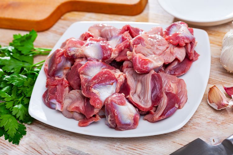 ayam mentah, mengolah ayam mentah, Awas Keracunan! Ini 5 Kebiasaan Sederhana untuk Mengolah Ayam Mentah dengan Aman, 1. Simpan ayam dalam suhu dingin, 2. Cairkan ayam beku dengan cara yang aman, 3. Beku bukan berarti bakteri mati, 4. Hindari kontaminasi silang, 5. Masak ayam hingga matang sempurna