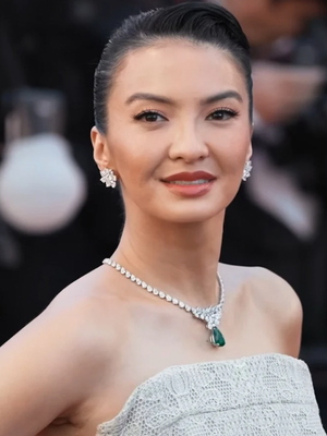 Chopard, Gaya Raline Shah di Cannes 2026, Tampil Mewah dengan Berlian Chopard, Gaun strapless putih bernuansa klasik, Makeup flawless dengan lipstik merah lembut, Rambut sleek yang mempertegas kesan mewah, Berlian Chopard jadi pusat perhatian