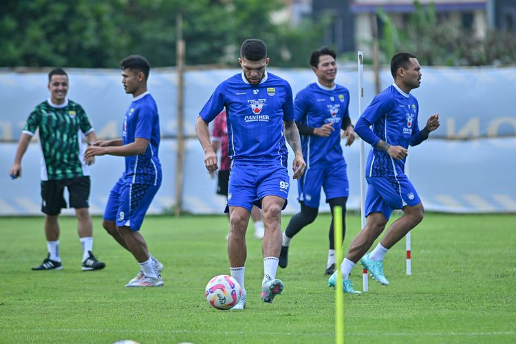 Persib, Bojan Hodak, Liga 1 2025-2026, Patricio Matricardi, Piala Presiden 2025, Persib Bandung, Berita Foto, BERITA FOTO: Potret Pemain Baru Persib di Latihan Perdana Pramusim