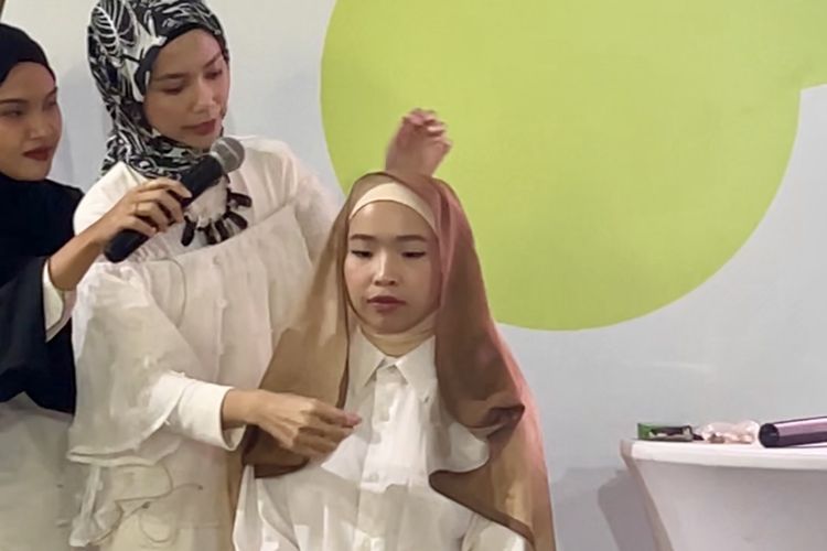 hijab segi empat, tutorial hijab, tutorial hijab segi empat, langkah langkah memakai hijab segi empat, hijab segi empat simple, cara pakai hijab segi empat simple dan modis, cara pakai hijab segi empat, cara pakai hijab segi empat rapi, 5 Langkah Tutorial Hijab Segi Empat agar Tampil Anggun Menurut Ahli, 1. Lapisi inner dengan hijab segi empat, 2. Rapikan sisi depan wajah, 3. Ambil bagian yang lebih panjang ke belakang sisi pendek, 4. Rapikan layering di area depan, 5. Modifikasi sisi yang panjang untuk tampilan lebih berdimensi