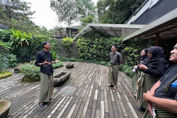Rumah Atsiri, Glamping di Tawangmangu Ini Tawarkan Aktivitas Menarik, Jangan Cuma Tidur, Jelajah Museum Rumah Atsiri, Ikut workshop bikin parfum, Javanese wellness di Atsiri Jawa, Jalan-jalan santai di perdesaan sekitar Rumah Atsiri