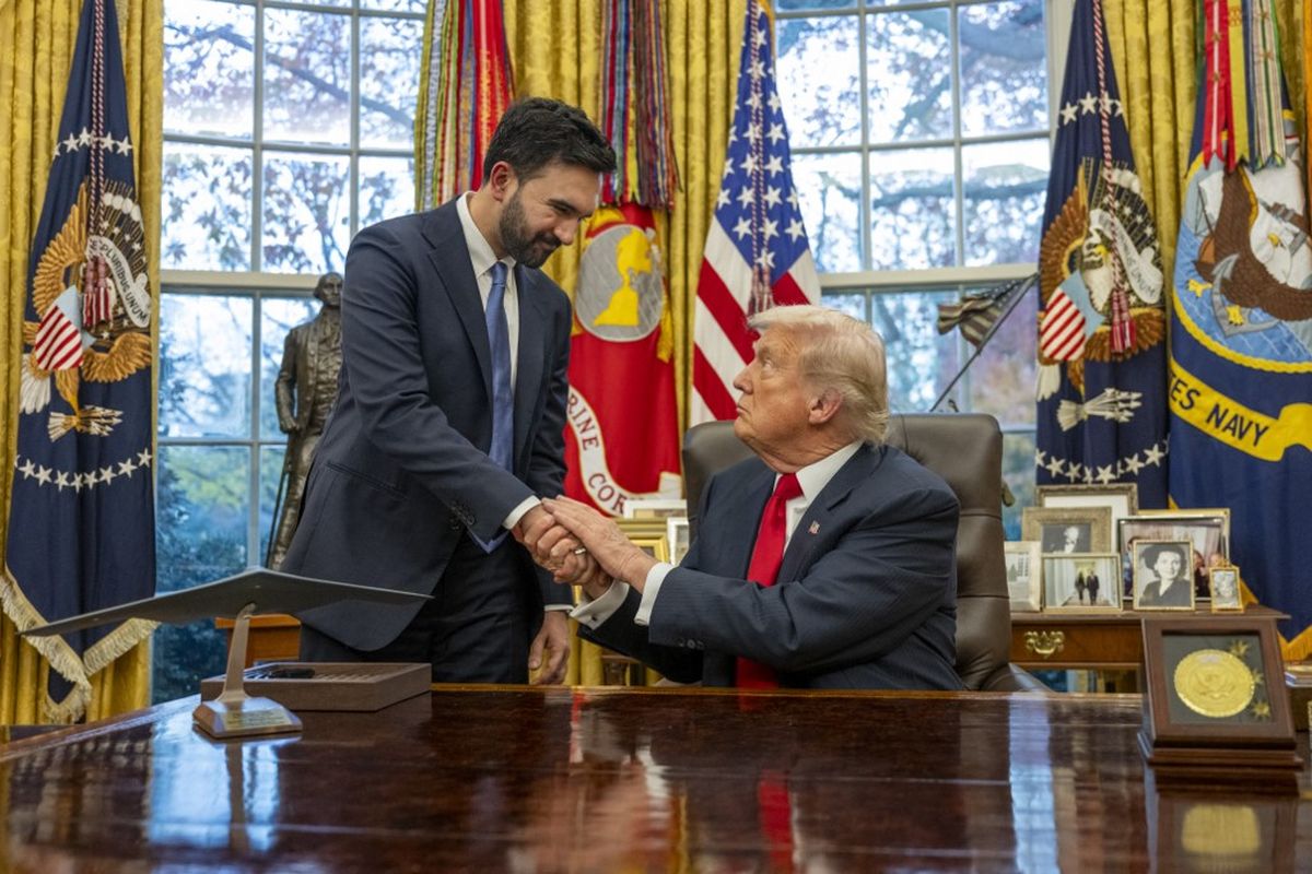 Trump, Zohran Mamdani, kritik, gedung putih, Pertemuan Trump dan Zohran Mamdani, Berubah dari Kritik Menjadi Kolaborasi, Pujian Timbal Balik di Gedung Putih, Kesamaan dan Perbedaan Latar Belakang, Perselisihan yang Mewarnai Hubungan, Reaksi Santai terhadap Sindiran, Pertemuan yang Mengubah Perspektif Trump