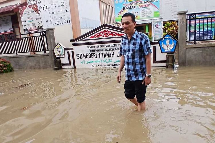 Aceh, banjir Aceh, banjir aceh, banjir bandang Aceh, banjir aceh hari ini, Banjir Sumatera Utara, update banjir Aceh, aceh kebanjiran, BERITA FOTO: Potret Duka Aceh, 30 Orang Meninggal, Sekolah Diliburkan, 30 orang meninggal, Status tanggap darurat bencana, Wilayah yang terdampak banjir Aceh, Fokus penanganan pengungsi korban banjir, Sekolah diliburkan