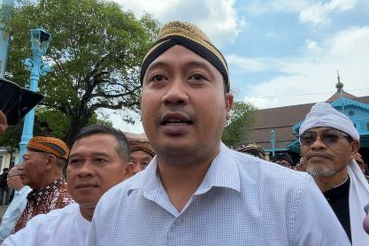GKR Koes Moertiyah, Gusti Moeng, Pakubuwono XIV Hangabehi Belum Tentukan Tanggal Jumenengan, Gusti Moeng: Nunggu Dhawuhe Gusti Allah, Pandangan Lembaga Dewan Adat, Dua Kubu Klaim Tahta Keraton Solo, Sikap Pakubuwono XIV Hangabehi, Jumenengan dan Bebadan dalam Tradisi Keraton