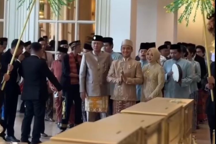 pernikahan adat betawi, pernikahan anak alya rohali, namira adjani, 5 Fakta Adat Betawi di Pernikahan Adjani Putri Alya Rohali, Penuh Makna, 1. Kedatangan pengantin pria dengan delman, 2. Prosesi palang pintu yang meriah, 3. Ngerudat, 4. Roti buaya sebagai lambang kesetiaan, 5. Iringan musik rebana dan tanjidor