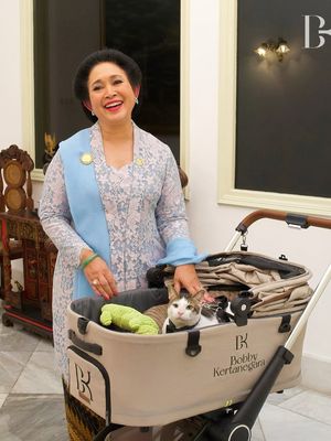 Titiek Soeharto, wastra nusantara, hut ke 80 ri, busana titiek soeharto, gaya titiek soeharto, 6 Gaya Titiek Soeharto Pakai Wastra Indonesia, Serba Merah Saat HUT ke-80 RI, 1. Serba merah di HUT ke-80 RI, 2. Anggun dengan kebaya hitam, 3. Kebaya hijau yang segar, 4. Elegan dalam balutan songket biru, 5. Kebaya biru muda yang manis, 6. Kebaya burgundy