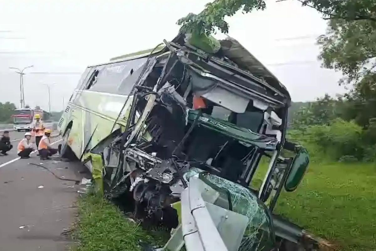 Subang, Kronologi Bus Wisata Asal Banten Kecelakaan di Tol Cipali, Sopir Tewas di TKP
