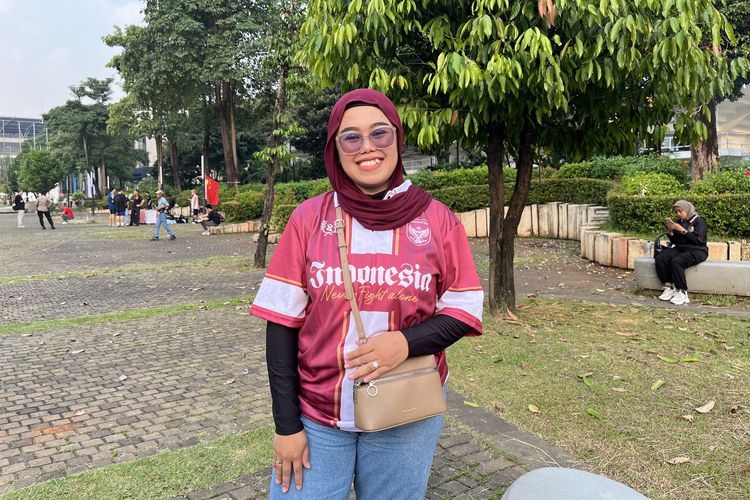 Timnas Indonesia, Indonesia vs China, timnas Indonesia, Indonesia Vs China, timnas china, Pertandingan Indonesia vs China, Outfit Stylish dengan Jersey, inspirasi outfit dengan jersey, inspirasi outfit jersey, outfit jersey, match Indonesia vs China, Gaya Penonton Indonesia Vs China di GBK, Catat 5 Inspirasi Outfit dengan Jersey, 1. Jersey dengan hijab burgundy, 2. Jersey dengan celana pendek, 3. Jersey dengan jeans cutbray, 4. Jersey dengan bomber army, 5. Jersey couple