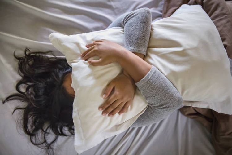 stres, posisi tidur, tanda stres, posisi tidur menandakan stress, cara mengatasi stres saat tidur, posisi tidur saat stres, posisi tidur orang stres, 4 Posisi Tidur yang Menandakan Kamu Sedang Stres, Ada Tengkurap, 1. Posisi janin, 2. Posisi tengkurap atau “terjun bebas”, 3. Tidur dengan tangan terkepal, 4. Berguling-guling sepanjang malam