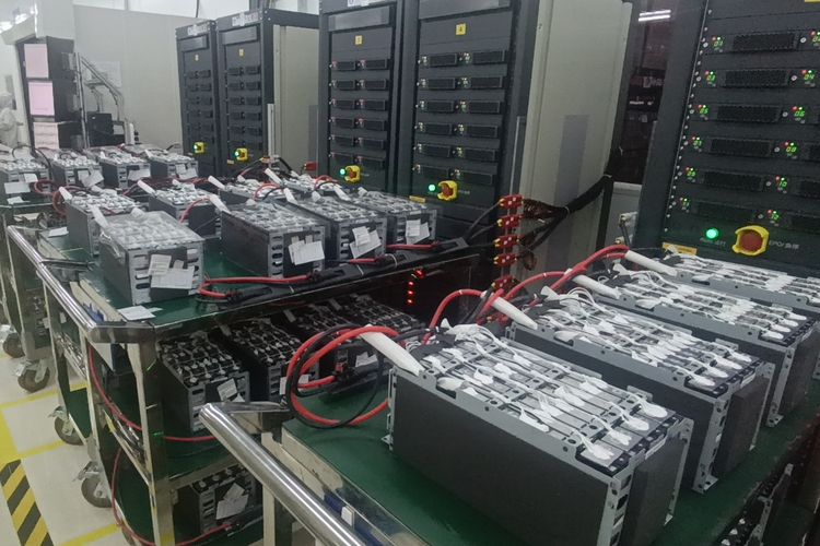 baterai gendong, Polytron Fox R, motor listrik, Tren Baterai Gendong Motor Listrik: Dampak dan Risiko Menurut Ahli