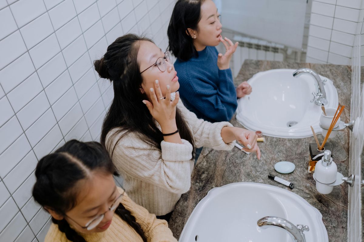Urutan skincare, urutan skincare, urutan skincare malam, Urutan Skincare Malam untuk Remaja agar Kulit Sehat, Urutan Skincare Malam untuk Remaja, urutan skincare remaja, 3 Urutan Skincare Malam untuk Remaja demi Kulit Tetap Sehat