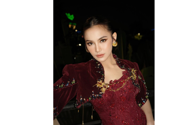 Mahalini Raharja, ngunduh mantu Al Ghazali dan Alyssa, mahalini raharja, ngunduh mantu al ghazali dan alyssa, mahalini di ngunduh mantu al ghazali dan alyssa, Glamor dan Elegan, Intip Detail Look Mahalini di Ngunduh Mantu Al Ghazali dan Alyssa, Terinspirasi dari Jawa klasik yang dipadukan dengan sentuhan modern, Mengenakan bustier maroon yang disulam rumit, Rok beludru hitam, Bolero beludru, Riasan soft glam