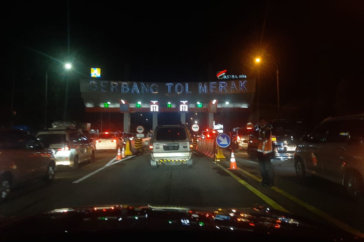 Gerbang Tol Merak, kepadatan lalu lintas, pemudik Lebaran 2025, Imbauan Kapolri, Gerbang Tol Tambahan Dibuka di GT Merak untuk Pemudik