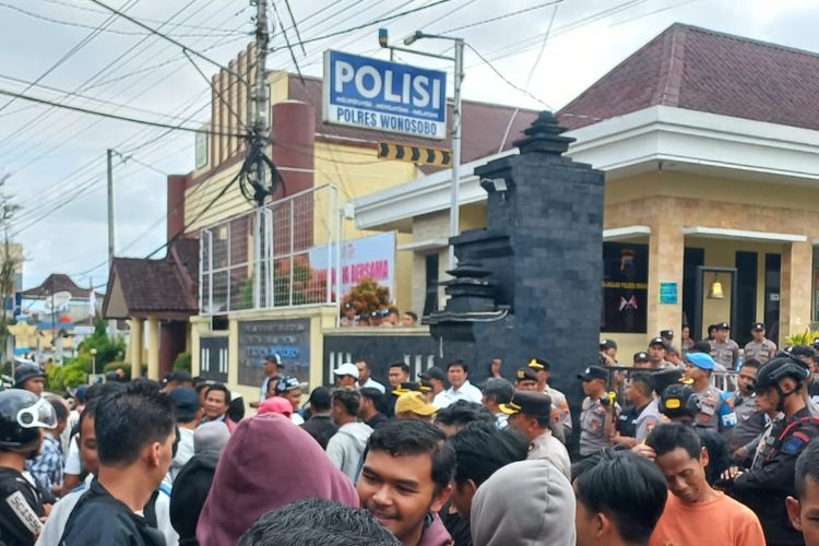 Wonosobo, anggota TNI, TNI ditusuk di tempat hiburan, Serda Rahman Setiawan, serda rahman, pembunuhan prajurit TNI di Wonosobo, pembunuhan prajurit TNI, pembunuhan prajurit TNI Wonosobo, Pelaku Pembunuhan Serda Rahman Setiawan Ditangkap, Warga Wonosobo Tuntut Hukuman Mati