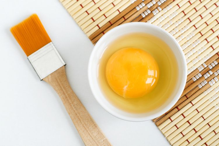 kuning telur, memisahkan kuning telur, Cara Ampuh Memisahkan Kuning Telur Tanpa Alat, Pemula Langsung Bisa, 1. Menggunakan cangkang telur, 2. Menggunakan tangan, 3. Menggunakan botol plastik, 4. Menggunakan alat dapur