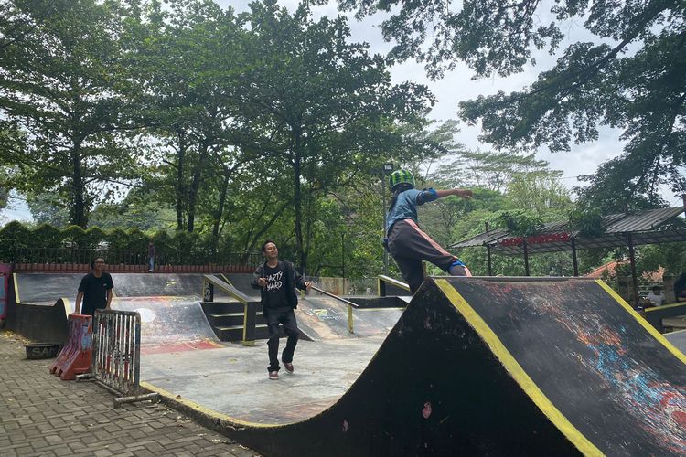 tempat wisata, Bogor, olahraga, Rekomendasi 6 Wisata di Bogor yang Cocok untuk Bersantai dan Olahraga, 1. Kebun Raya Bogor, 2. Lapangan Sempur, 3. Taman Kencana, 4. Kawasan Wisata Gunung Mas, 5. Taman Safari Indonesia, 6. Situ Gede