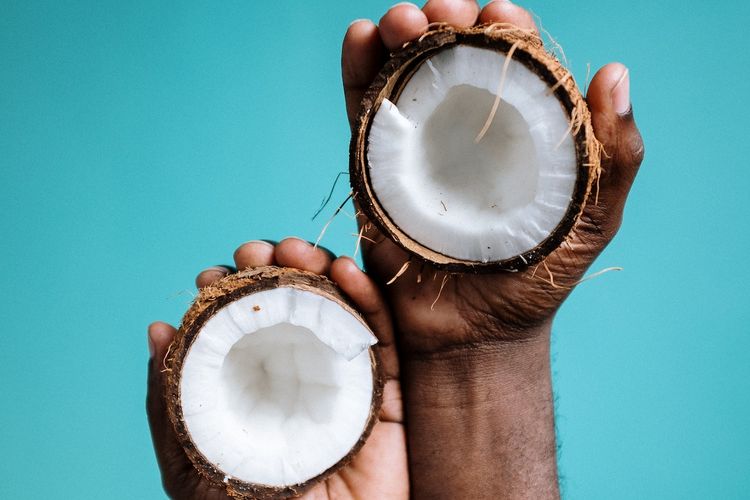 jenis kelapa untuk santan, cara memilih kelapa untuk santan, pilih kelapa untuk santan, cara pilih kelapa untuk santan, kelapa untuk santan tua atau muda, 7 Tips Pilih Kelapa untuk Santan, Lihat Teksturnya, 1. Pilih kelapa sesuai kebutuhan, 2. Perhatikan suara, 3. Perhatikan tekstur, 4. Cek kondisi serabut, 5. Lihat tekstur daging kelapa, 6. Pilih kelapa parut yang bersih, 7. Cara mengatur kekentalan santan