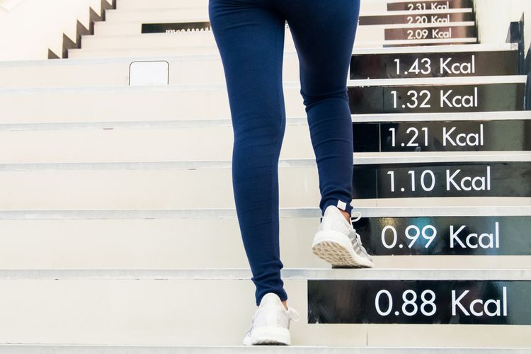 membakar lemak, penurunan berat badan, diet, jalan kaki, Menurunkan berat badan, Strategi Jalan Kaki Menurunkan Berat Badan, Menghitung Menit Lebih Efektif Ketimbang Langkah, Jebakan "angka cantik" di layar ponsel, Mengapa menghitung menit lebih efektif untuk diet?, Manfaat dari pelacakan langkah, Tips praktis memulai rutinitas jalan kaki