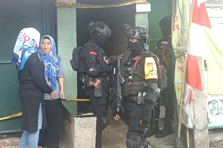 Ledakan di Pamulang, Korban ledakan pamulang, ledakan Pamulang 2025, tabung gas meledak Tangsel, rumah rusak ledakan Tangerang Selatan, Puslabfor Polri ledakan, Brimob Pamulang tanggap darurat, fakta ledakan tabung gas, imbauan keselamatan gas rumah tangga, sebab ledakan di pamulang, 7 Fakta Ledakan Pamulang Tangsel: 13 Rumah Rusak, 7 Korban, Diduga Tabung Gas 12 Kg!, 1. Sumber ledakan tabung gas, 2. Tidak ada bom, 3. Jumlah korban, 4. Kerusakan rumah, 5. Barang bukti yang ditemukan, 6. Respons cepat aparat, 7. Imbauan keselamatan