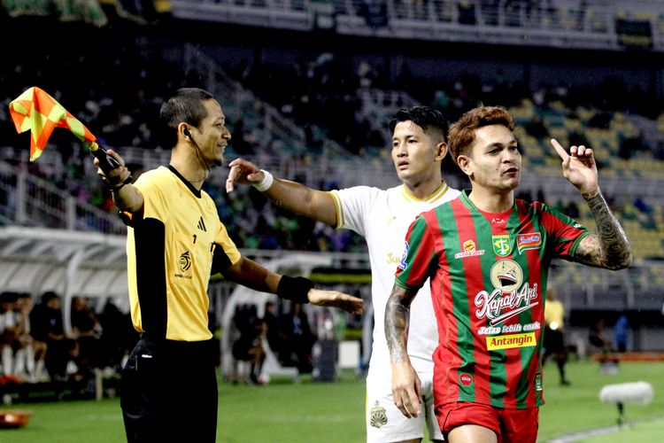 Persebaya, Bhayangkara FC, Gelora Bung Tomo, Super League, Moussa Sidibe, HT Persebaya vs Bhayangkara FC 0-2: Doumbia dan Sidibe Menggila