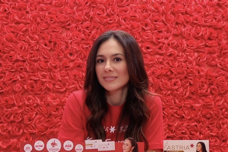 Wulan Guritno, makeup, Jakarta X Beauty 2025, Makeup, jakarta x beauty 2025, makeup ala wula guritno, makeup wulan guritno, makeup tebal, Kulit Lebih Sehat, Wulan Guritno Akui Tak Lagi Pakai Makeup Dempul