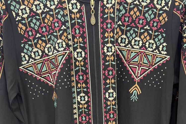 rompi lepas, tren gamis Lebaran 2026, Tren Gamis Lebaran 2026: Rompi Lepas, Gamis Bini Orang, dan Abaya Dubai, 1. Gamis dengan Rompi Lepas, 2. “Gamis Bini Orang”, 3. Gamis dengan Detail Embroidery, 4. Abaya Dubai