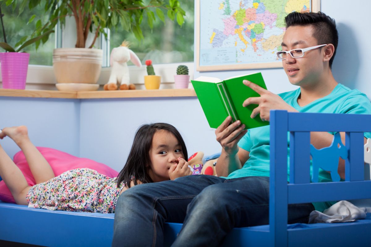 peran ayah, membaca buku anak, kebiasaan membaca anak, membaca buku cerita, peran ayah membangun kedekatan emosional dengan anak, peran ayah membacakan buku anak, ayah membacakan buku anak, Tak Hanya Tugas Ibu, Ayah Juga Perlu Membacakan Buku untuk Anak