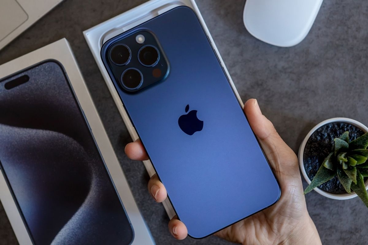 kenapa battery health iPhone turun, penyebab battery health iPhone cepat turun, Penyebab battery health iPhone cepat turun, penyebab kesehatan baterai iPhone turun drastis, cara menjaga Battery Health iPhone, Cara agar battery health iPhone tidak cepat turun, Bagaimana cara agar kesehatan baterai iPhone tidak menurun, cara merawat battery health iPhone, Kenapa battery health iPhone turun, Kenapa Battery Health iPhone Turun? Ini Penyebab dan Cara Merawatnya, 1. Membiarkan iPhone terpapar langsung sinar matahari, 2. Meninggalkan iPhone di mobil, 3. Memakai case saat cas iPhone, 4. Cas sambil bermain iPhone, 5. Membiarkan iPhone dicas lebih dari 80 persen saat intens dipakai, 6. Menyimpan iPhone dengan kondisi baterai kosong, 7. Menggunakan cas KW, 1. Hindarkan iPhone dari paparan suhu panas ekstrem, 2. Hindarkan iPhone dari paparan langsung sinar matahari, 3. Hindari meninggalkan iPhone di mobil, 4. Jangan cas sambil main iPhone, 5. Lepaskan case saat cas iPhone, 6. Cas iPhone hanya sampai 80 persen, 7. Aktifkan fitur Optimized Battery Charging, 8. Cas sampai 50 persen saat iPhone hendak disimpan, 9. Selalu gunakan cas asli, 10. Update iOS secara berkala