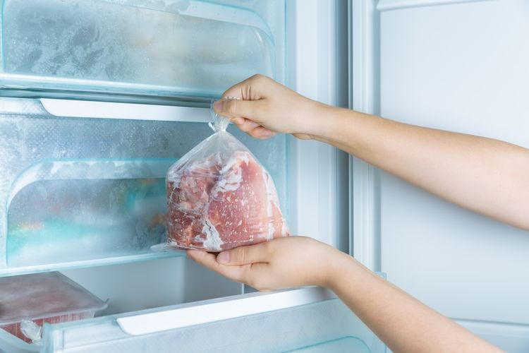 daging slice, Cara menyimpan Menyimpan Daging Slice, cara menyimpan daging slice di kulkas, 7 Tips Menyimpan Daging Slice agar Tetap Segar dan Tidak Hancur, 1. Pilih daging slice yang segar, 2. Gunakan wadah kedap udara, 3. Simpan di freezer, 4. Hindari menumpuk terlalu banyak, 5. Marinasi sebelum dimasak, 6. Cairkan dengan cara yang benar, 7. Gunakan suhu masak yang tepat