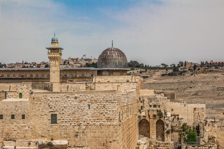 Isra Miraj, peringatan Isra Miraj, Isra Miraj: Sejarah, Makna, dan Latar Belakang Perintah Shalat 5 Waktu, Sejarah dan Waktu Terjadinya Isra Miraj, Perjalanan dari Masjidil Haram ke Masjidil Aqsa, Menembus Tujuh Lapis Langit, Perintah Shalat 5 Waktu, Keutamaan dan Hikmah Isra Miraj bagi Umat Islam