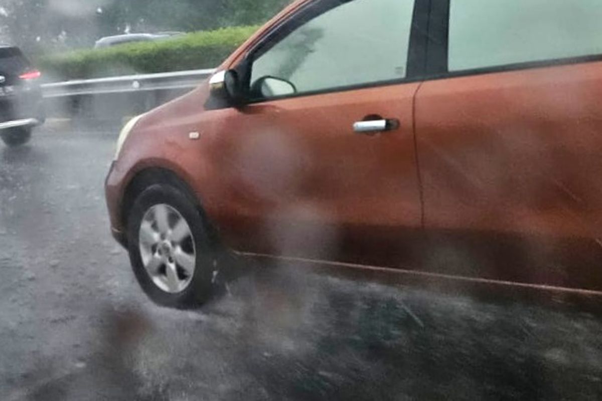 mudik, mobil, Mudik Saat Musim Hujan: Pengemudi Mobil Mesti Lebih Waspada