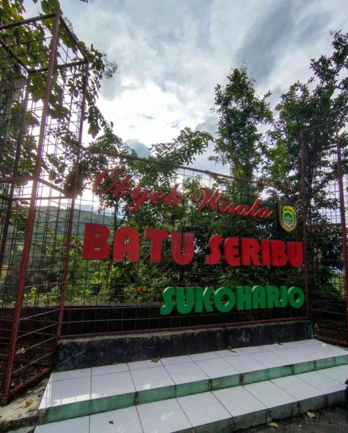 wisata, Batu Seribu, Umbul Pacinan: Wisata Air, Sejarah, dan Mitos di Geopark Gunung Sewu, Benang Merah Sejarah: Air Perjuangan Sambernyawa, Sendang Lele sebagai Penjaga Gerbang Sejarah , Kontras yang Harmonis, Antara Sakral dan Profan, Pelukan Sore dan Kehangatan di Balik Dinginnya Umbul