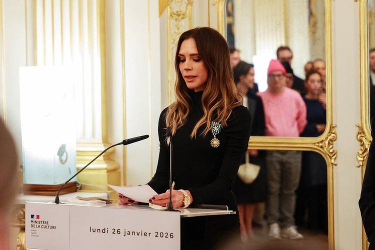 Victoria Beckham, Gaya Keluarga Beckham saat Victoria Beckham Raih Gelar Ksatria, Serba Hitam