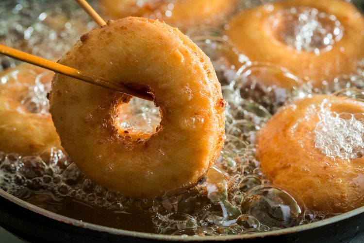 cara goreng donat, cara membuat donat anti berminyak, tips goreng donat, cara goreng donat agar tidak menyerap minyak, cara goreng donat agar tidak gosong, cara goreng donat ada ring, Rahasia Goreng Donat agar Tak Banjir Minyak Menurut Chef Pastry, Gunakan Minyak Padat untuk Hasil Kering dan Cantik, Atur Suhu Minyak di Kisaran 155-160 Derajat Celsius, Goreng Selama Dua Menit per Sisi, Pentingnya Proses Proofing Sebelum Digoreng, Gunakan Alat Peniris Minyak Setelah Digoreng, Simpan Donat di Tempat Sejuk dan Kering