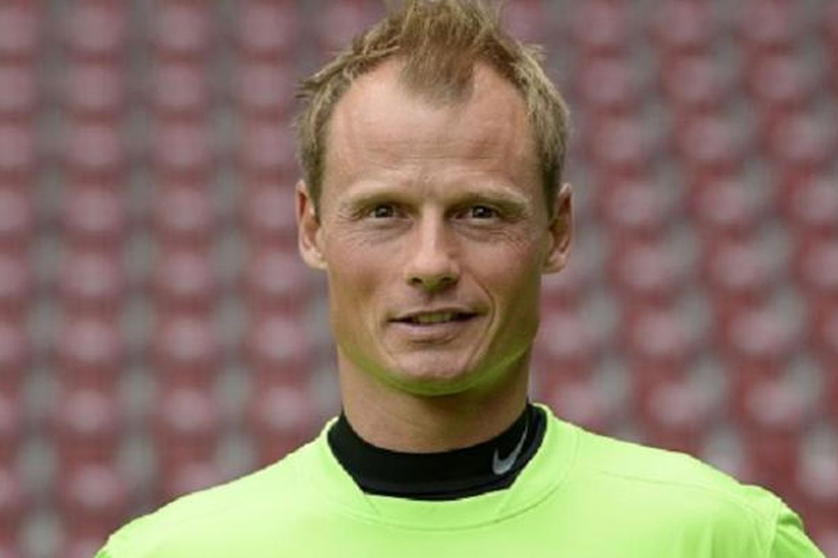 Arsenal, tertabrak kereta, perlintasan sebidang, perlintasan kereta, Palang Pintu Perlintasan, Belajar dari Insiden Alex Manninger Eks Kiper Arsenal Kecelakaan KA